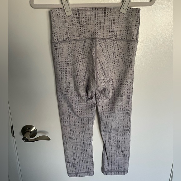 Lululemon cropped leggings in grey pattern, size 6 - Picture 5 of 7
